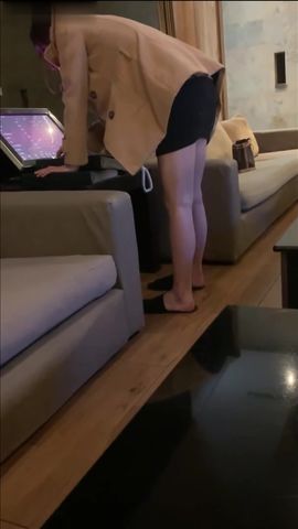 【69堂免费视频】KTV灌醉短发少妇同事，带回酒店各种玩，叫床呻吟很沙哑啊。水多毛炸，屁股掰的老开，恨不得男的全插进去。