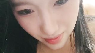 【69堂免费视频】❤❤光头大叔最近约的小姐姐3，_掏出奶子又吸又捏，扣穴舔骚逼，搞的妹妹好想要，骑上来自己动