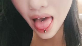 【69堂免费视频】❤❤光头大叔最近约的小姐姐3，_掏出奶子又吸又捏，扣穴舔骚逼，搞的妹妹好想要，骑上来自己动