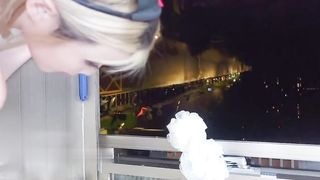 【69堂免费视频】你的雪茄好粗好好抽 在阳台边抽雪茄 还被老板抽插