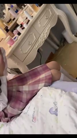 【69堂免费视频】漂亮JK美眉_嗯_被大鸡吧哥们无套输出稀毛粉鲍鱼太紧插了半天