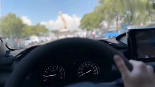 【69堂免费视频】遇到了热心的空姐帮忙带路，但没想到空姐竟是淫贱骚货