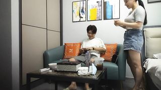 【69堂免费视频】约性感外围御姐，换上睡衣开档黑丝，翘肥臀69口交，埋头舔骚逼