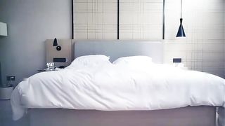 【69堂免费视频】约操网红脸美腿小姐姐_,刚整的大奶子,换上开档黑丝