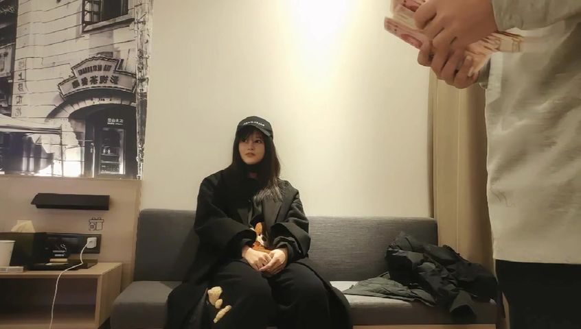 【69堂免费视频】3600成都大圈，女神不仅脸蛋好，这对美乳罕见，粉嫩大白桃，勾起你的欲望