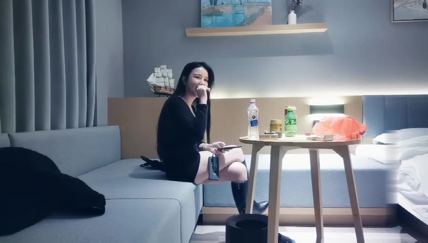 【69堂免费视频】女神大胸粉嫩摁倒在床舔，娇喘魅惑物超所值