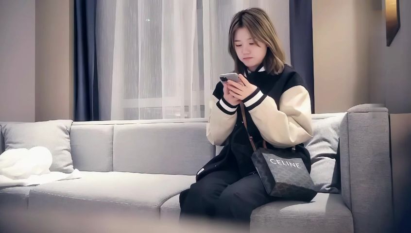 【69堂免费视频】棒球服短发萌妹子啪啪，脱掉衣服花臂纹身看不出社会人，腰细胸大侧入妹子被操哭了