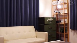 【69堂免费视频】穿灯笼裤的大屁股女孩，快乐又尴尬的性骚扰按摩和湿润性爱1