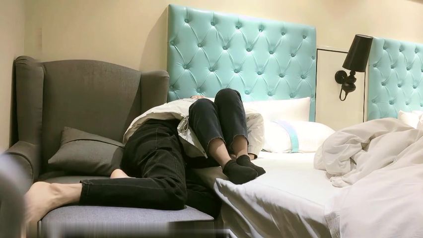 【69堂免费视频】谈情说爱酒店开房推倒，诱人一线天，粉嫩小樱桃，激情啪啪