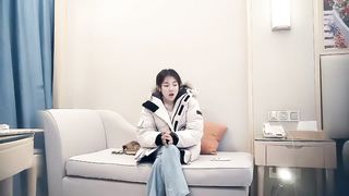 【69堂免费视频】长相清纯萌妹，脱掉衣服手上花臂纹身，蹲着口交沙发上被猛操站立后入