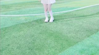 【69堂午夜视频】足球少女的浪漫邂逅：嫩足学妹的高潮！