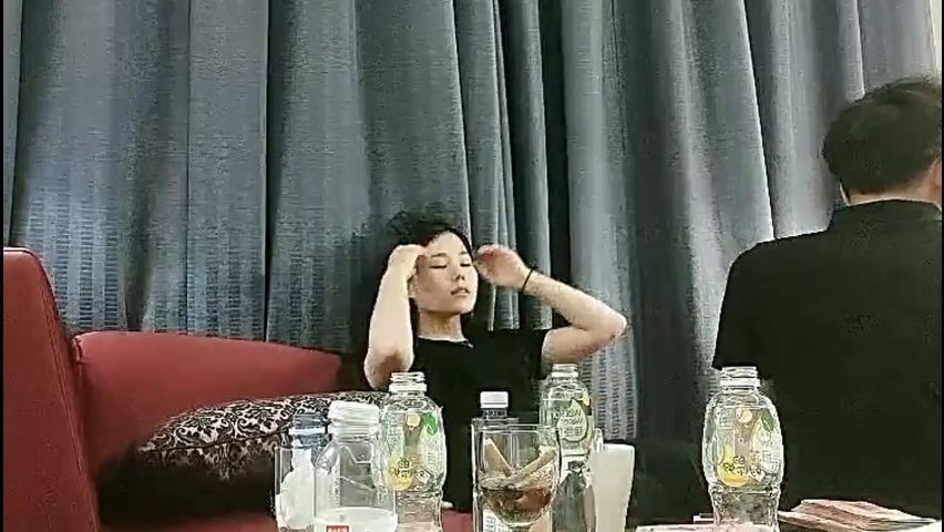 【69堂午夜视频】深夜约漂亮小姐姐，貌美温柔干开心