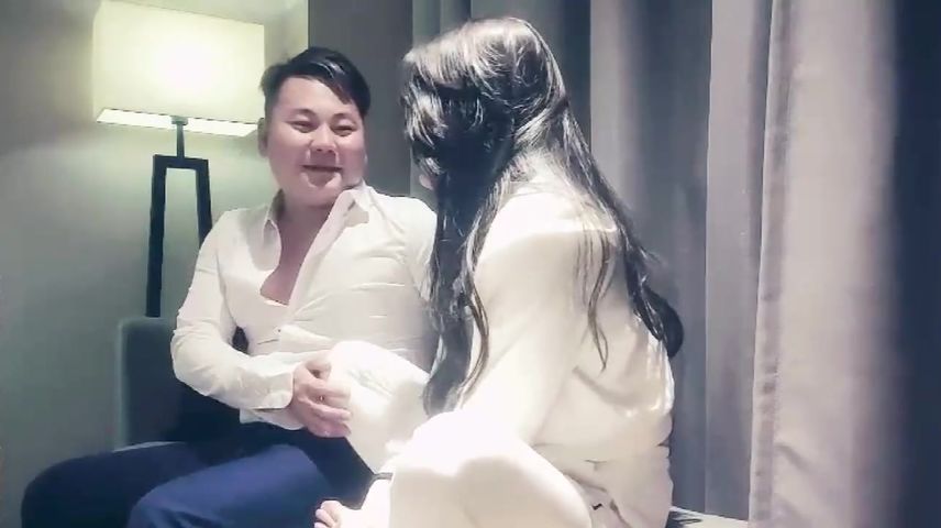 【69堂午夜视频】肤白貌美，温柔如水，老熟人见面分外亲昵，相拥舌吻共赴巫山云雨