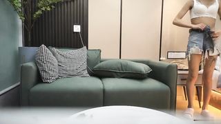 【69堂午夜视频】80多斤纤细美腿，高清拍摄超近视角，骑乘抽插站立后入