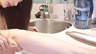 【69堂午夜视频】性感正妹OL 下班下厨被强上