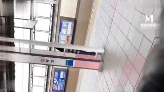 【69堂午夜视频】樱花妹性爱实录EP21 地铁偶遇短裙JK