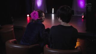 【69堂午夜视频】在脱衣舞剧场跳舞的人妻2