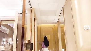 【69堂午夜视频】紫色毛衫短裙_卖弄风骚舞姿，专注吃鸡_主人掀开窄小遮掩直取花蕊