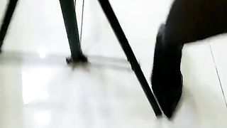 【69堂午夜视频】口交足交诱惑自己摸逼拿着小哥的鸡巴摩擦骚穴主动滑入，激情上位爆草呻吟，后入