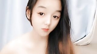 【69堂午夜视频】有点像小明星的心怡宝宝全程露脸跟狼友互动撩骚，初次下海精彩小秀，揉奶玩逼掰开给狼友看特写淫声荡语不断