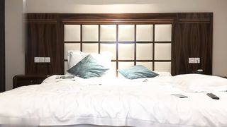 【69堂午夜视频】童颜巨乳大奶妹帮男爵手撸口舔半小时硬不起来_搞的怀疑人生