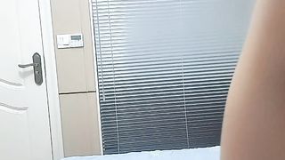 【69堂午夜视频】身材不错的小美女，清纯可爱诱人，在狼友的指挥小脱光光展示，揉奶玩逼卫生间内把自己抠尿，呻吟可射好骚啊