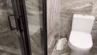 【69堂午夜视频】一开门没想到有一个骚女人