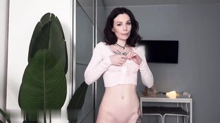 【69堂午夜视频】她发现她的室友在自慰并说服大鸡巴操她骚逼终于忍不住了