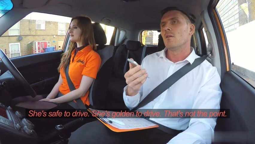 【69堂午夜视频】红发女郎的骚逼毛茸茸的出租车上勾引男乘客内射骚穴