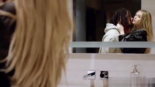 【69堂午夜视频】黑人小哥上厕所时勾引媚黑少妇骚逼床上被大黑吊干的尖叫连连