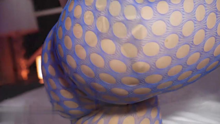 【69堂午夜视频】完美的生日礼物淫荡骚货身穿渔网袜大力抽插爆操射到屁股上