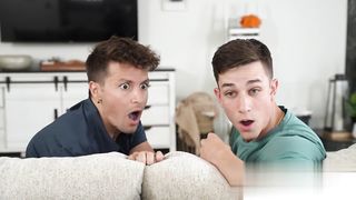 【69堂午夜视频】火辣骚逼熟女玩弄两个大鸡巴以获得难忘的万圣节款待直接后入打桩爆操