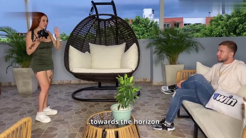 【69堂午夜视频】身材火辣的荡妇是一位饥渴的大奶红发摄影师不收钱只收精液作为报酬