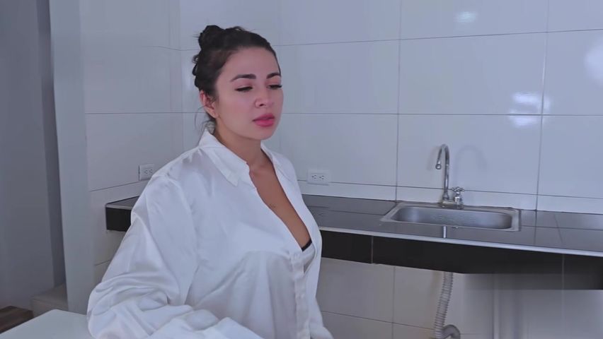 【69堂午夜视频】继母在父亲的房间外与继子发生性关系母亲空虚多日终于得到了大鸡巴的滋润