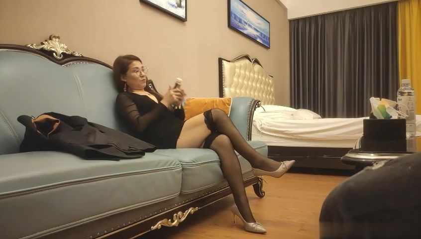 【69堂午夜视频】黑丝大白腿，荡妇相伴这1500花的真是值得，超清设备偷拍佳作