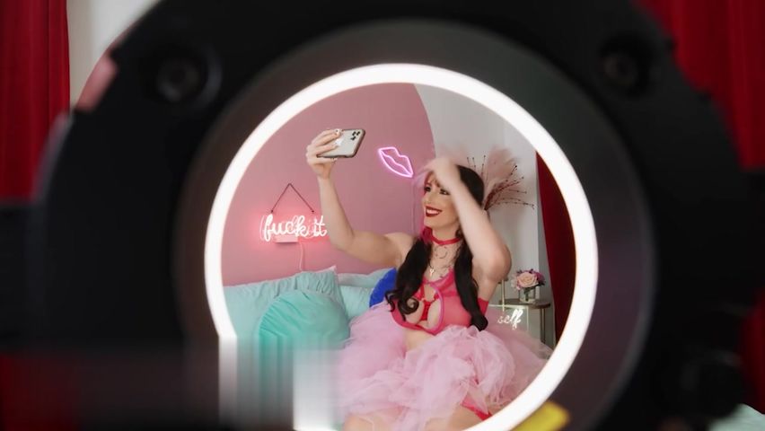 【69堂午夜视频】被她的室友发现手淫所以她邀请他加入其中果然大鸡巴就是要比手爽