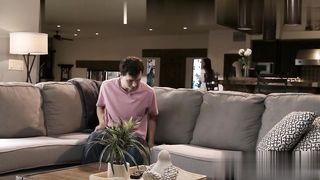 【69堂午夜视频】骚逼妓女在继子控制她的远程振动器后绝望地想被操