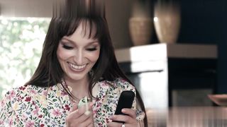 【69堂午夜视频】骚逼妓女在继子控制她的远程振动器后绝望地想被操