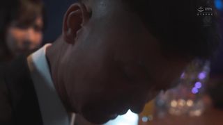 【69堂午夜视频】发生酒吧已婚妇女NTR 说着“这是给你的1