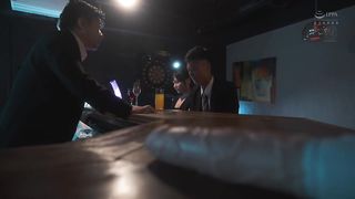 【69堂午夜视频】发生酒吧已婚妇女NTR 说着“这是给你的2