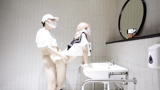 【69堂午夜视频】Jk双马尾女孩，公共卫生间被猛烈中出