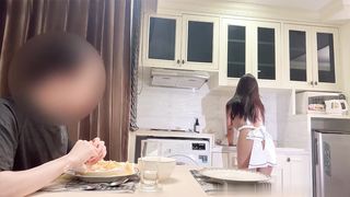 【69堂午夜视频】性感小厨娘被男主人强行猥亵，厨台后入火车便当式猛怼