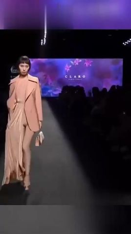 【69堂午夜视频】黑料吃瓜-时尚走秀现场送出福利极品女模特连内裤都不穿怼着镜头就是拍