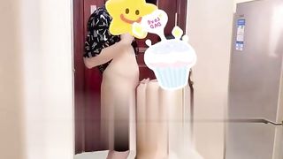 【69堂午夜视频】黑料吃瓜-170长腿骚女茵茵户外露出勾引快递小哥F杯巨乳献身小哥在套房里展开激战