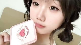 【69堂午夜视频】黑料吃瓜-南京艺术学院23届的小母狗孟馨予流出不雅私拍福利和小男友床上激战拿着屌硬舔