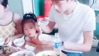 【69堂午夜视频】黑料吃瓜-警花张津瑜和现任老公家人们在一起吃饭当时沦为万人肉便器的她居然被老实人接盘了