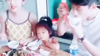 【69堂午夜视频】黑料吃瓜-警花张津瑜和现任老公家人们在一起吃饭当时沦为万人肉便器的她居然被老实人接盘了