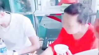 【69堂午夜视频】黑料吃瓜-警花张津瑜和现任老公家人们在一起吃饭当时沦为万人肉便器的她居然被老实人接盘了