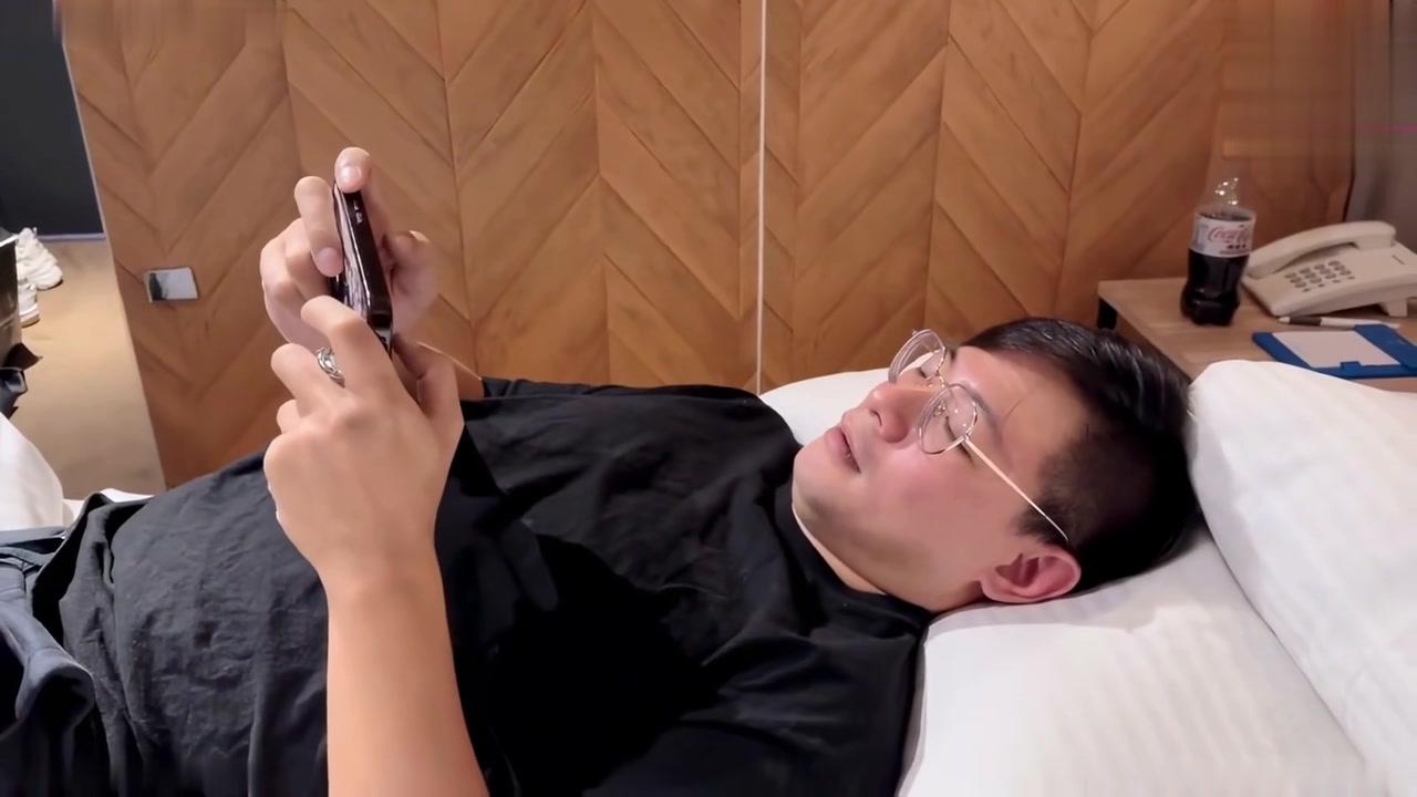 【69堂午夜视频】趁老婆洗澡时偷偷联系了一个妹子来旅馆速战速决