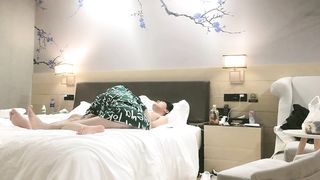 【69堂午夜视频】酒吧最新搭讪漂亮良家小妹妹 肤白貌美身材玲珑有致